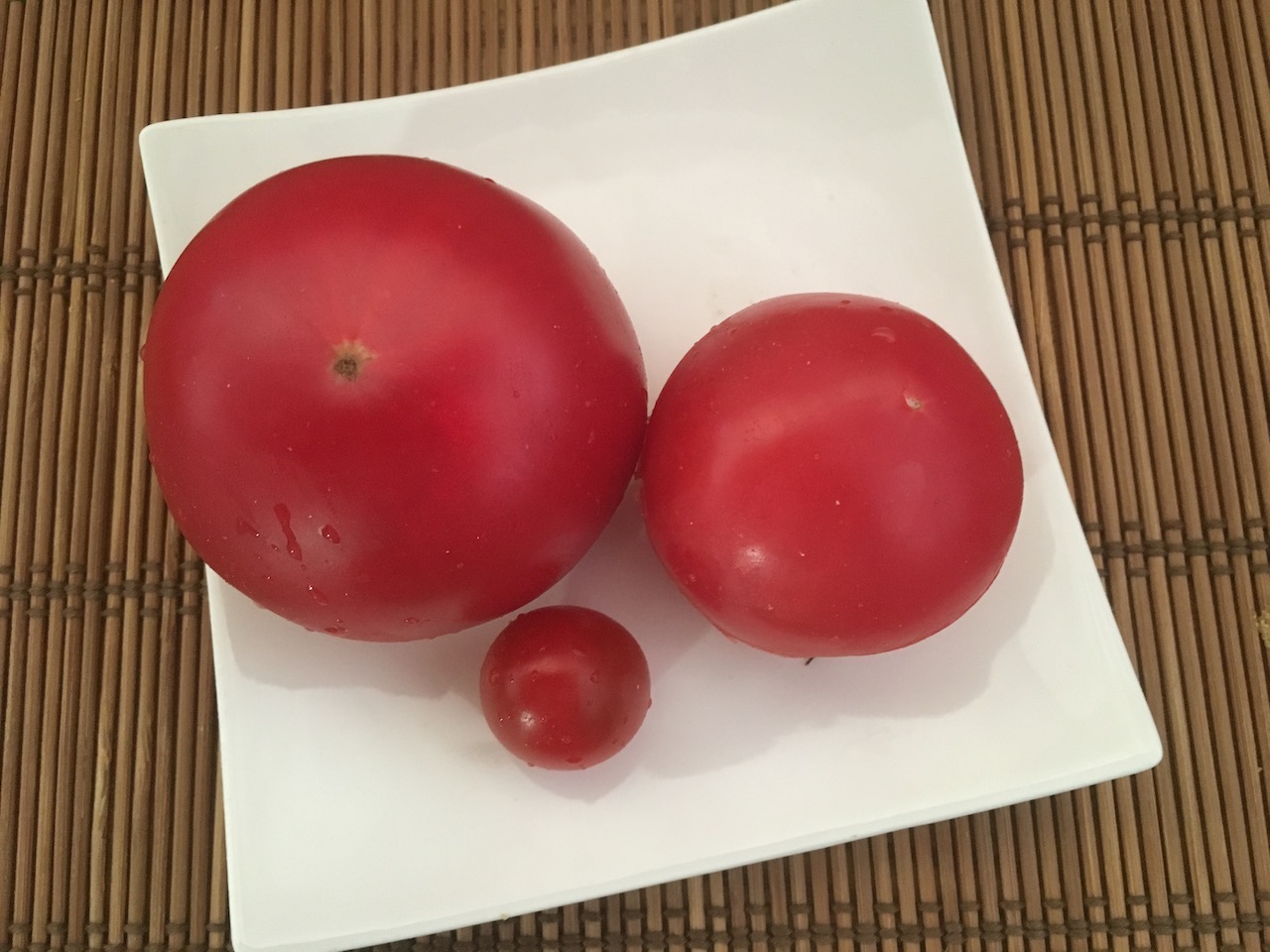 大きさの違う３つのトマトのぬか漬け